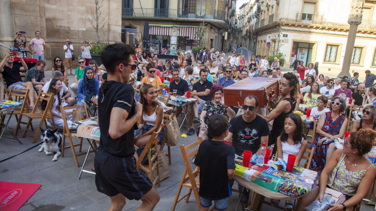 Presentadors i un DJ locals, en un xou ahir a la plaça Major de Tàrrega per presentar la fira.