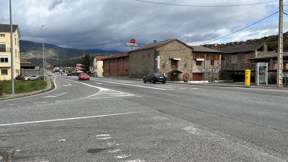 La carretera N-260, vista des de la cruïlla que va a Montferrer i Castellbò (Alt Urgell), en el punt on s'hi preveu construir una rotonda.