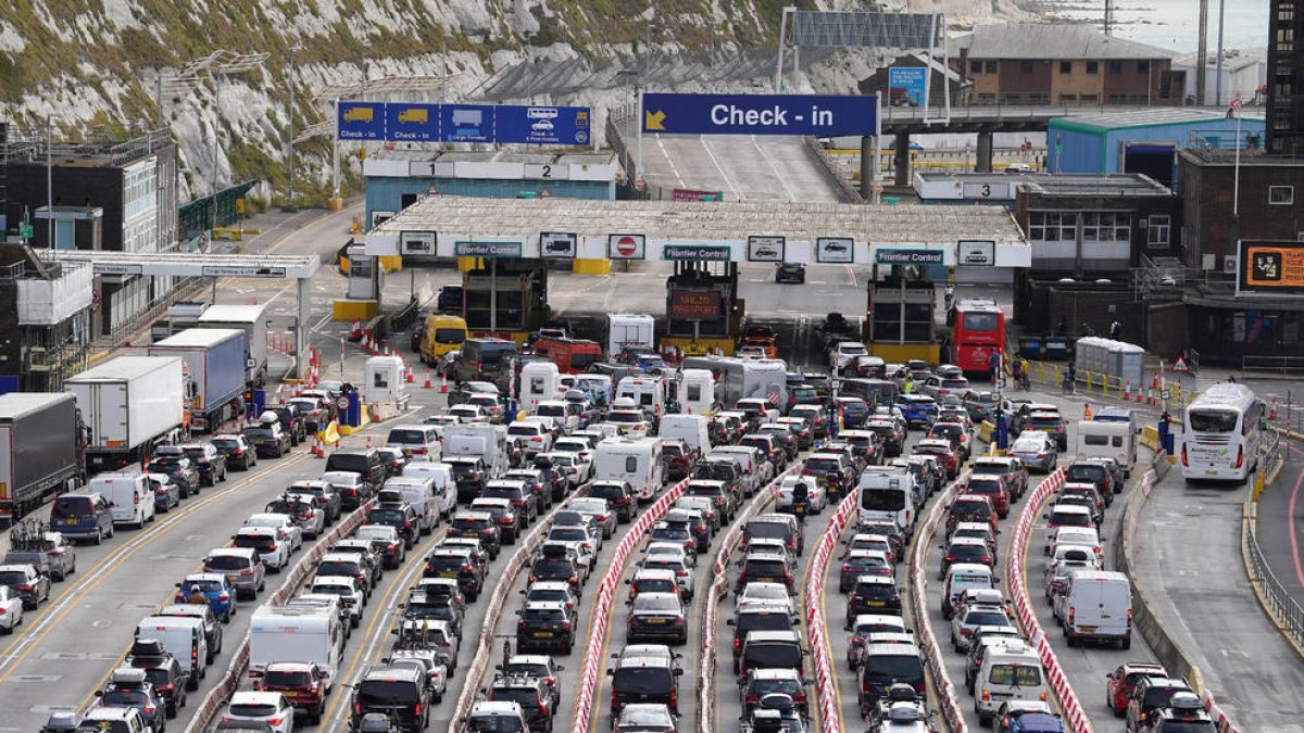 Los vehículos han tenido que esperar hasta seis horas para cruzar el canal de la Mancha desde Dover.