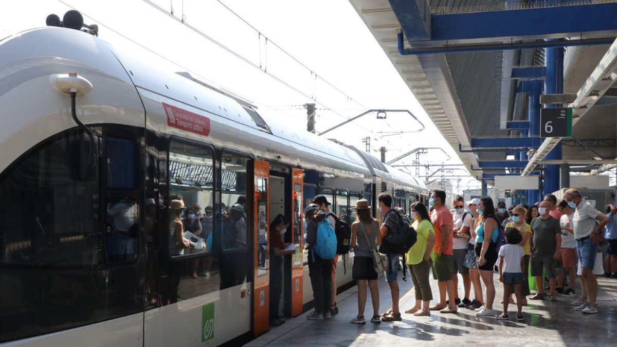 El tren panorámico dels Llacs arranca con noventa pasajeros