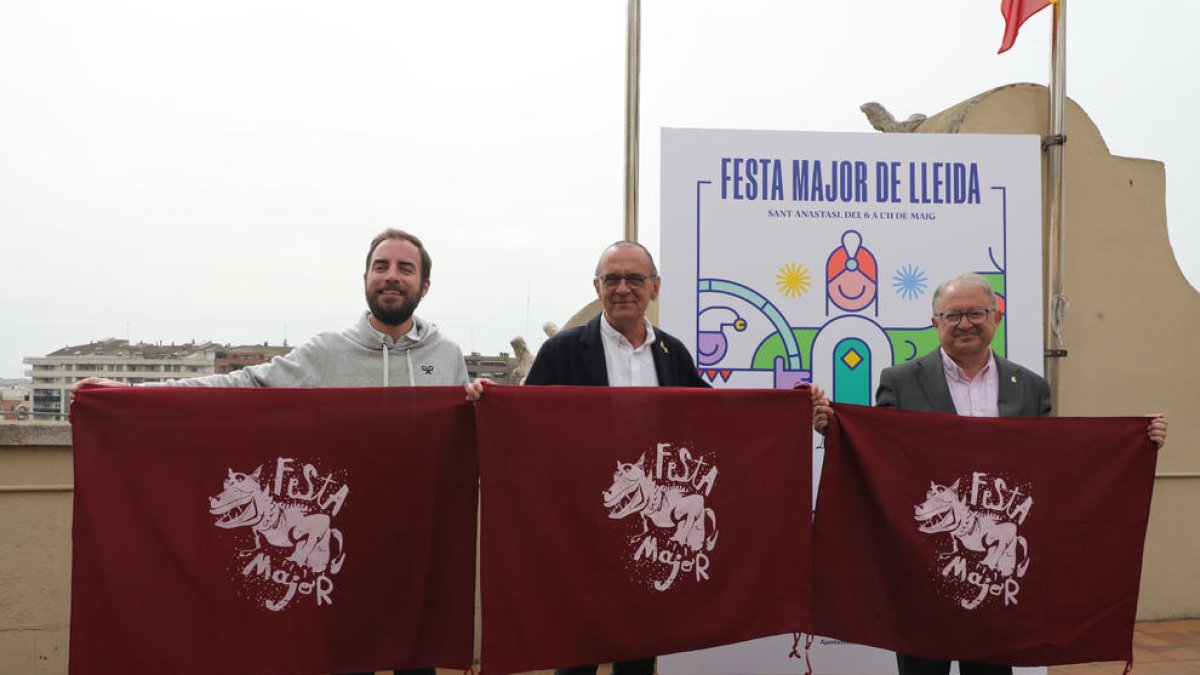 L’alcalde de Lleida, Miquel Pueyo, i els regidors Ignasi Amor i Paco Cerdà sostenint els domassos.