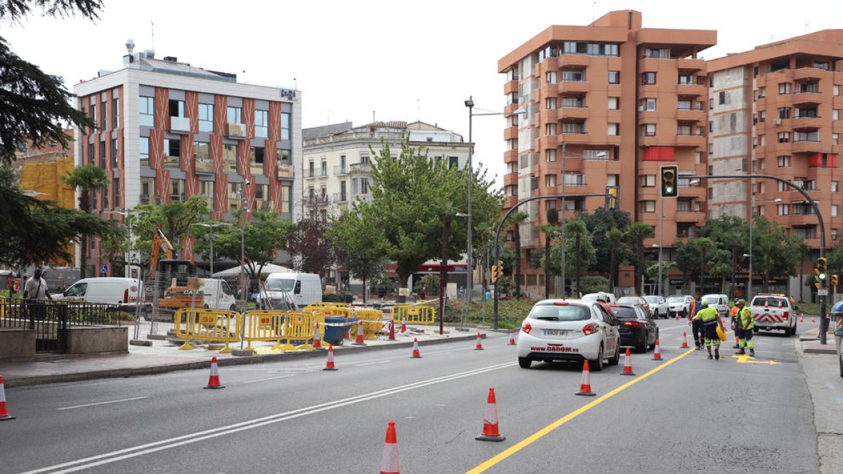 L’avinguda de Balmes i rambla d’Aragó, amb sols un carril per costat a l’alçada de la plaça Cervantes.