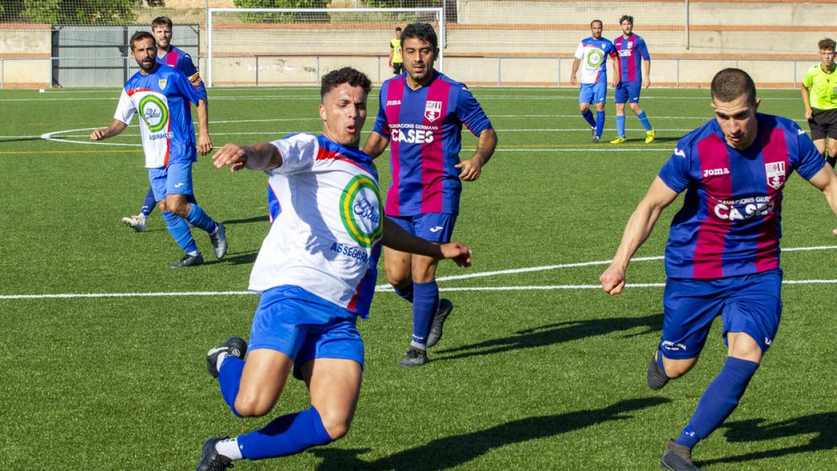 Un jugador del Ponts intenta alcanzar un balón raso.