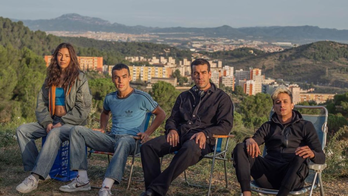 Mario Casas, junto a actores protagonistas de la película.