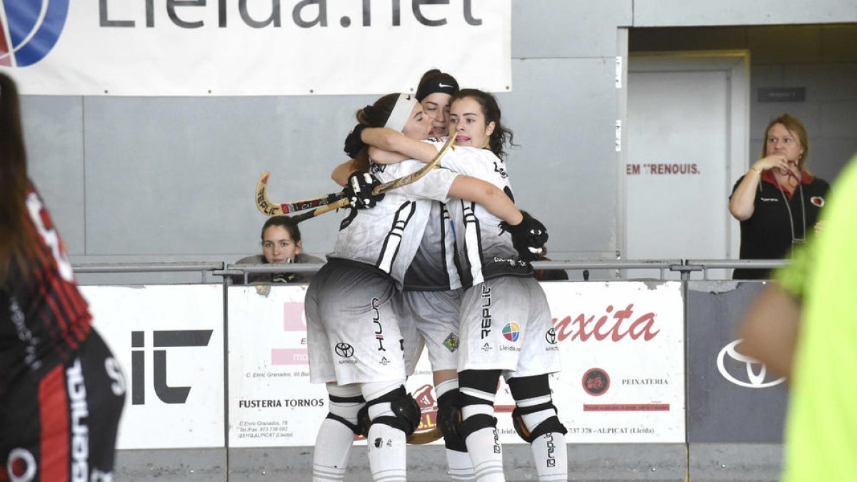 Jugadores de l’Alpicat celebren un dels seus dos gols ahir.