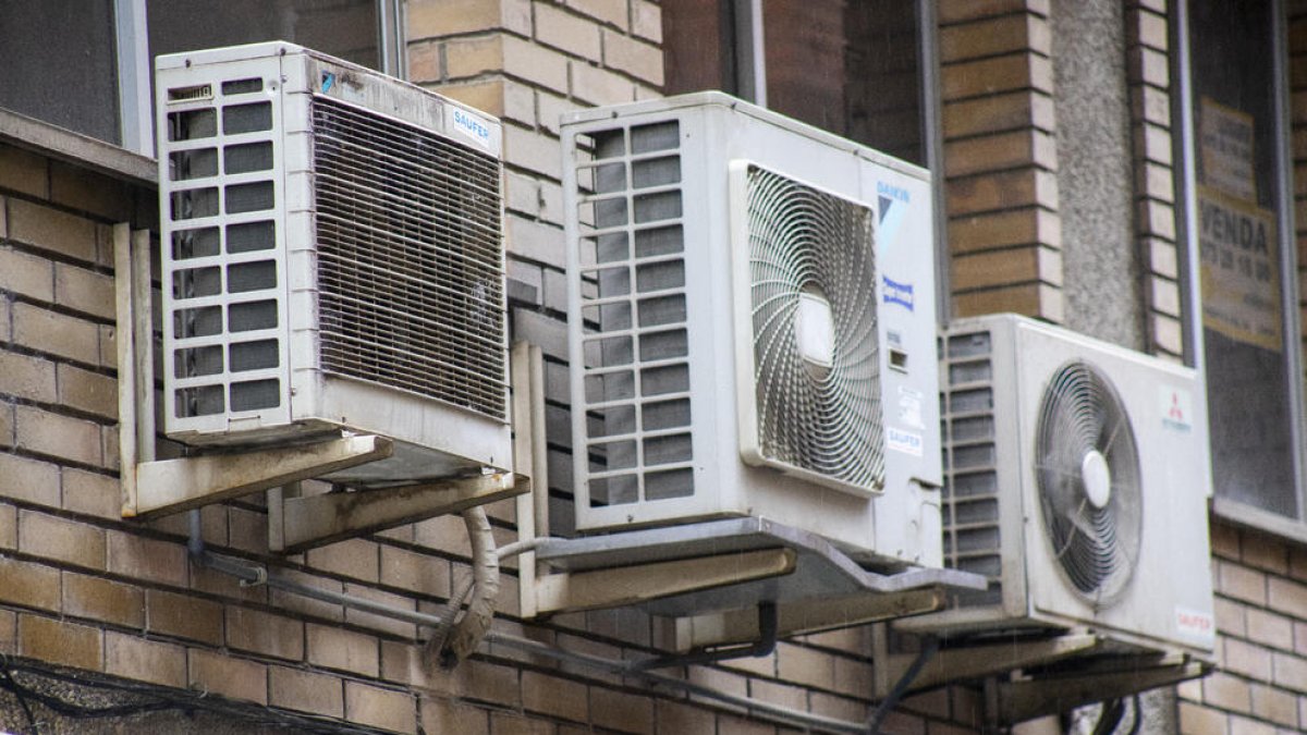 Aparells d’aire condicionat instal·lats a la façana d’un edifici.