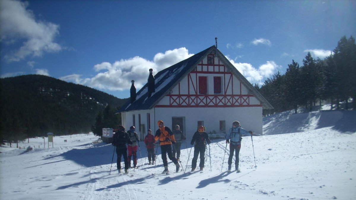 Turistes que utilitzen raquetes de neu al refugi de Comes de Rubió
