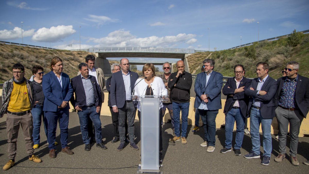 L’alcaldessa de Térmens, durant la seua intervenció en l’acte convocat pels edils.