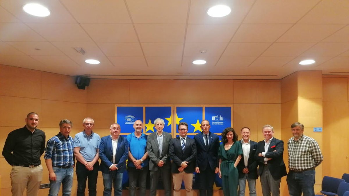 Los miembros de la plataforma que ayer se reunieron con representantes de la UE en Barcelona.