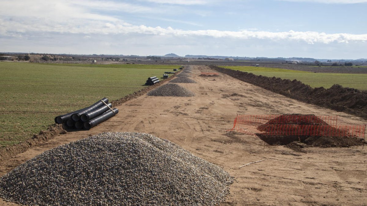 Obras de drenaje que completan la concentración parcelaria que se llevó a cabo en Verdú.