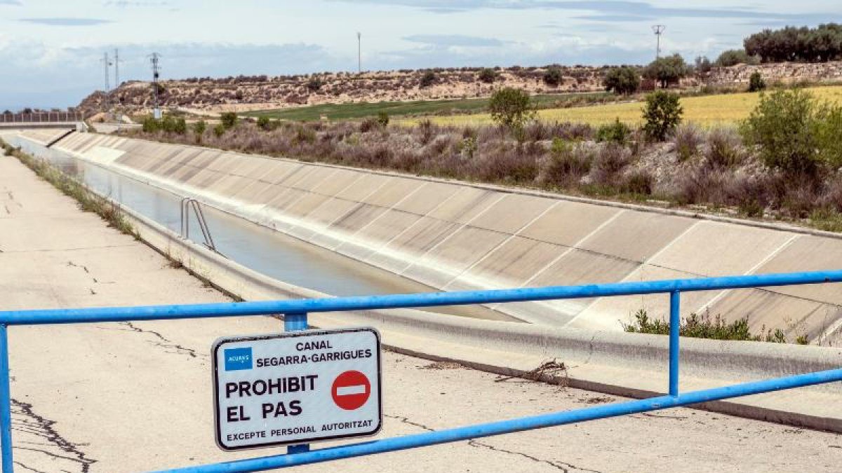 El canal Segarra-Garrigues, que va tancar dissabte l’aigua per al reg, al seu pas per Verdú.