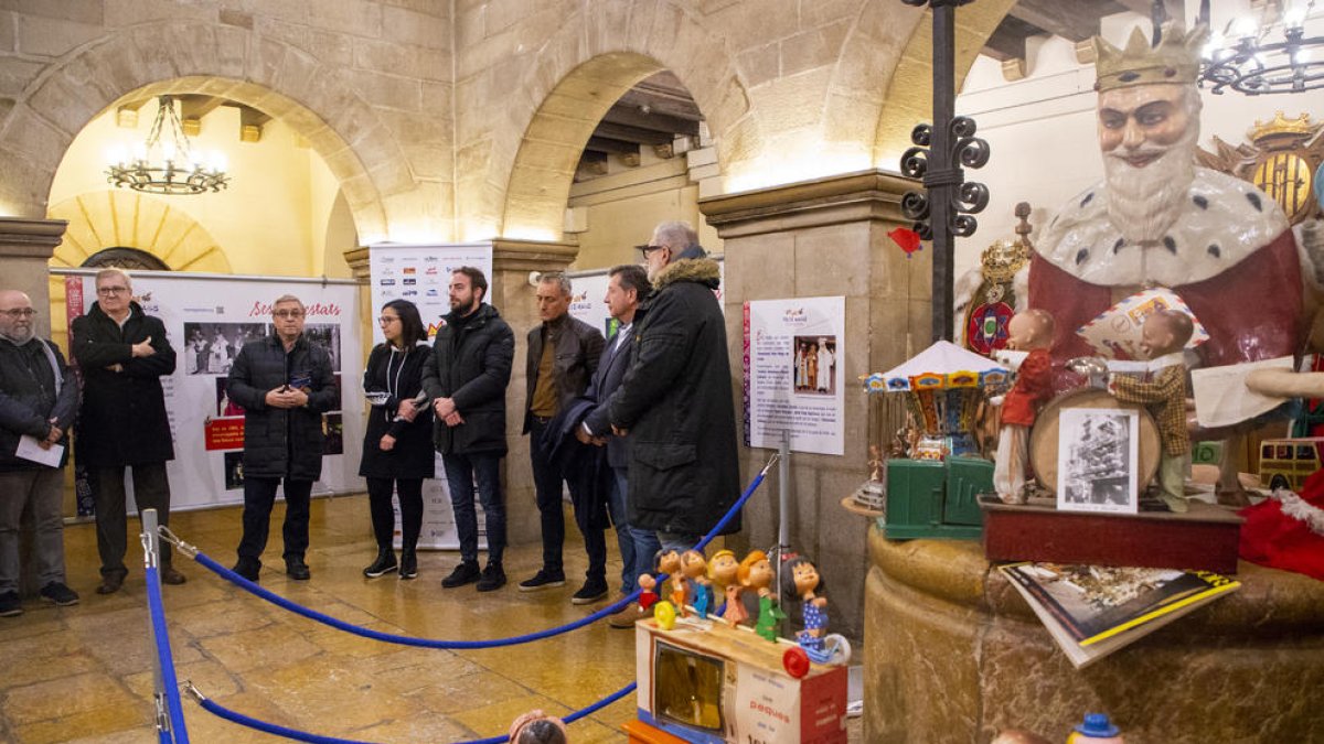 La inauguració de l’exposició a la Paeria, amb el president de l’Associació Reis Mags de Lleida, Òscar Caberol, i l’encesa de l’enllumenat nadalenc a Bagergue.