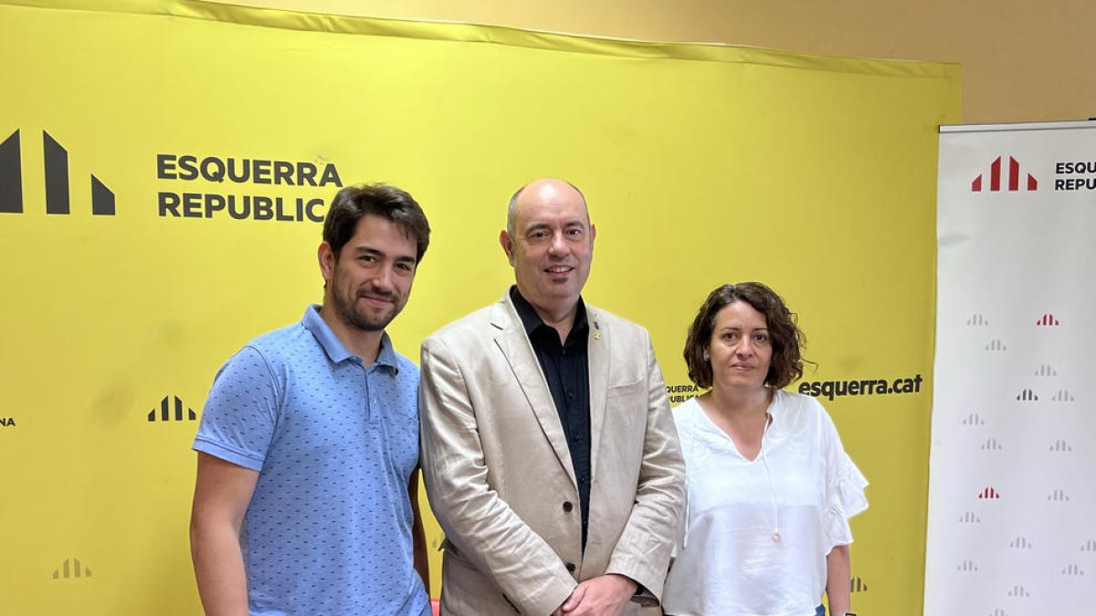 Vidal, en el centro, con los números 2 y 3 de la candidatura de ERC, Ester Guarné y Kevin Bruque. 