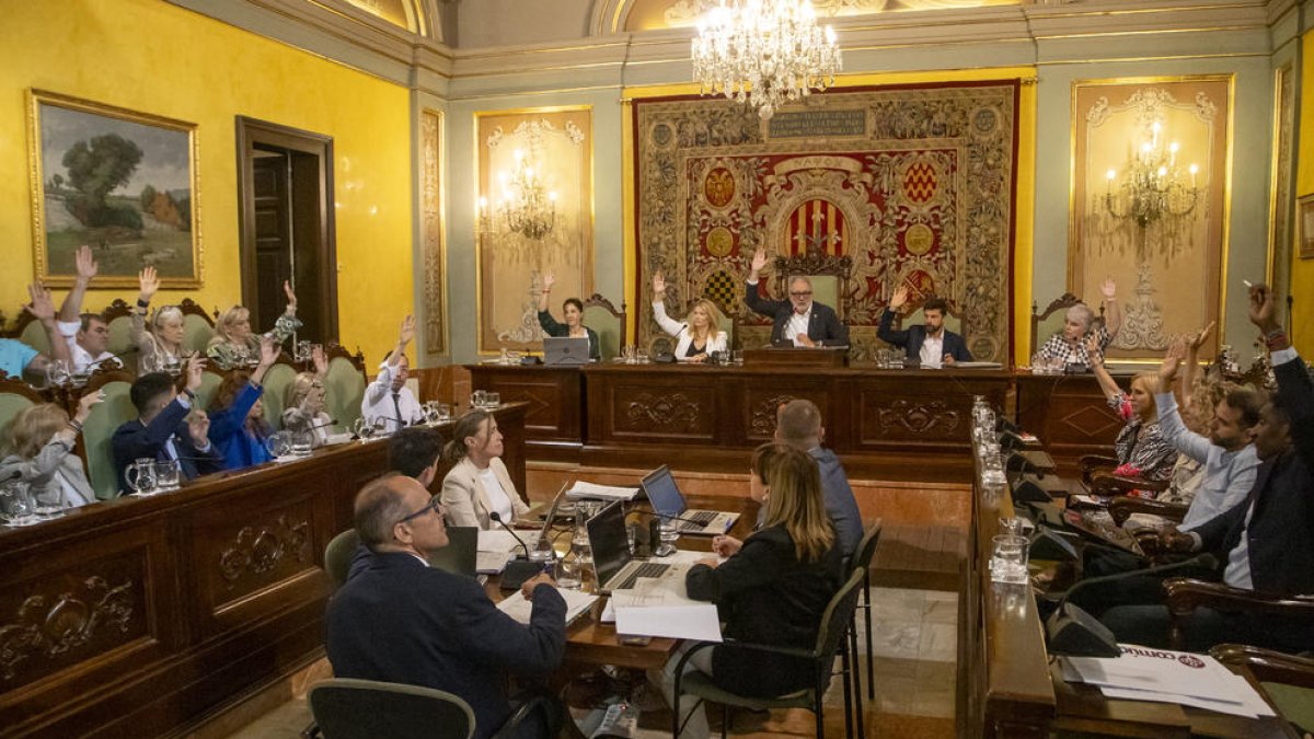 La votación del cartapacio para el mandato 2023-2027, que prosperó con el ‘sí’ del gobierno del PSC y de los grupos de PP y Junts.