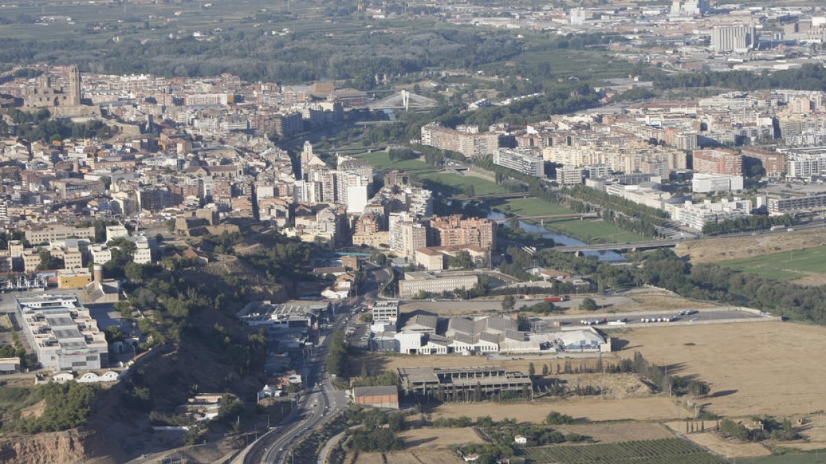 Vista aérea de Lleida, con 700 solares vacíos, 250 de los cuales deben pagar la tasa de residuos.