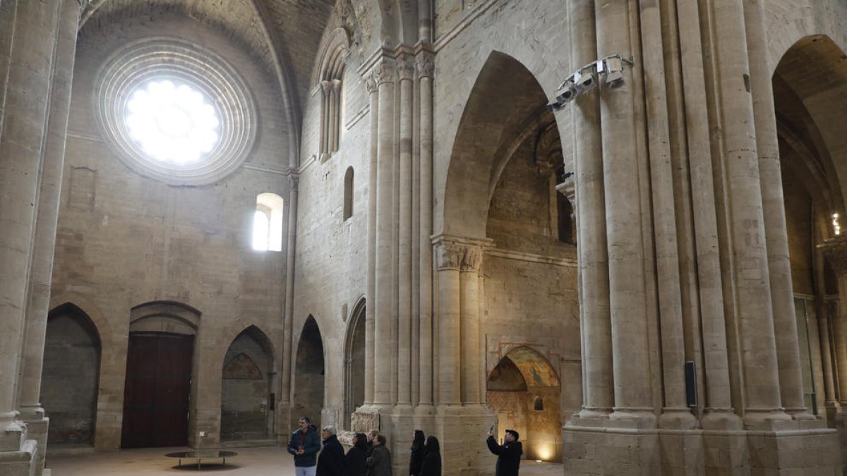 Un grup de visitants de la Seu Vella, el desembre de l’any passat a la nau central del monument.