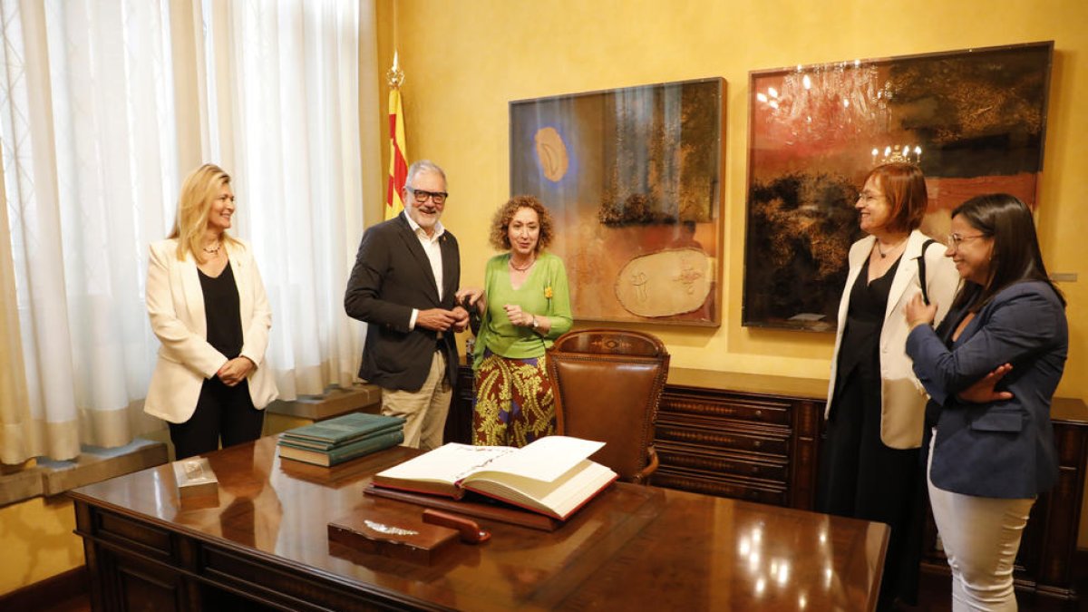 El alcalde se reunió ayer en la Paeria con la consellera de Territorio, Ester Capella.