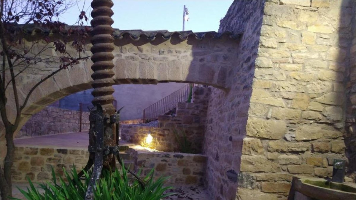 La pila de pedra (a la dreta) lluïa al carrer del Forn.