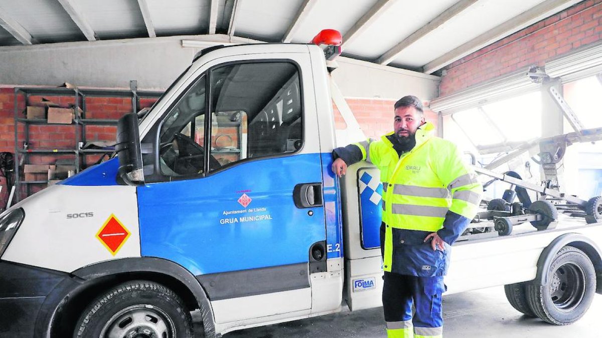 Un empleat del servei de grua, amb el nou uniforme.