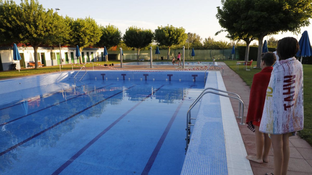 La piscina grande de Torres de Segre, precintada y a medio vaciar ayer por la tarde.