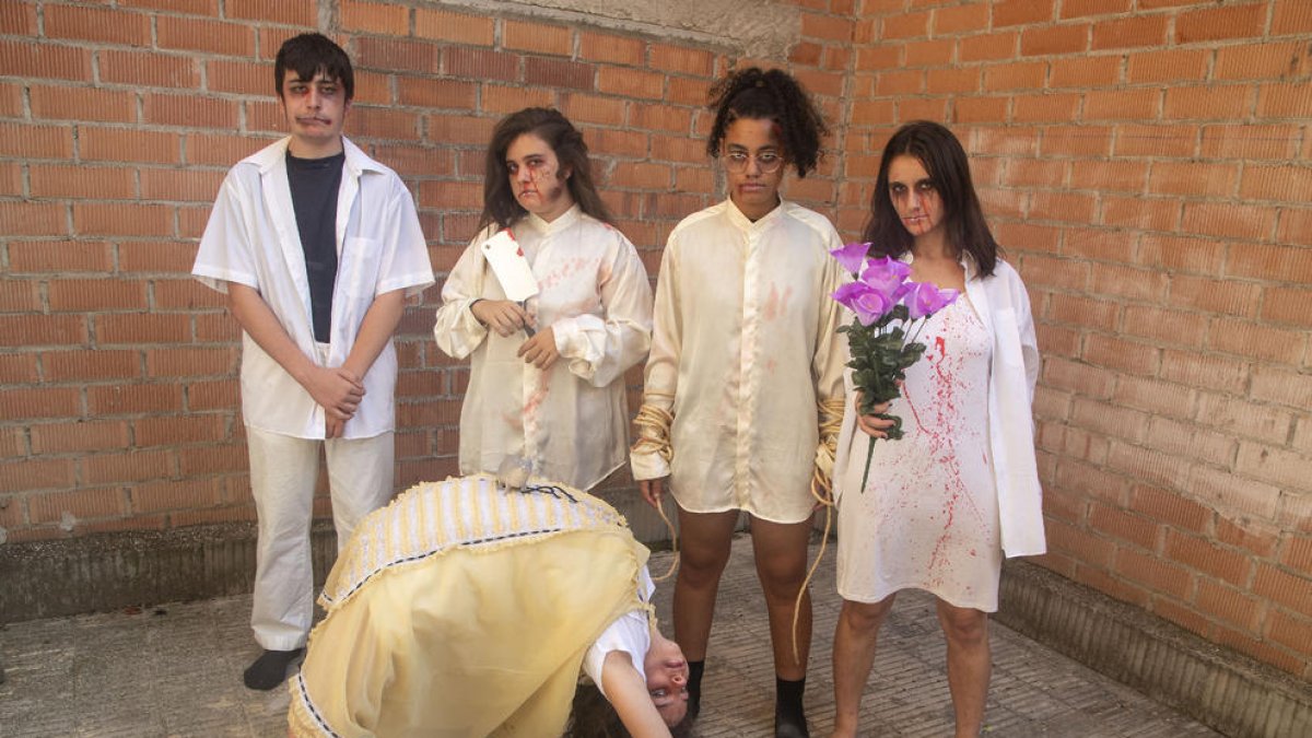 Alumnes del taller teatral Cruma van ‘terroritzar’ la projecció ahir de la pel·lícula ‘L’exorcista’.