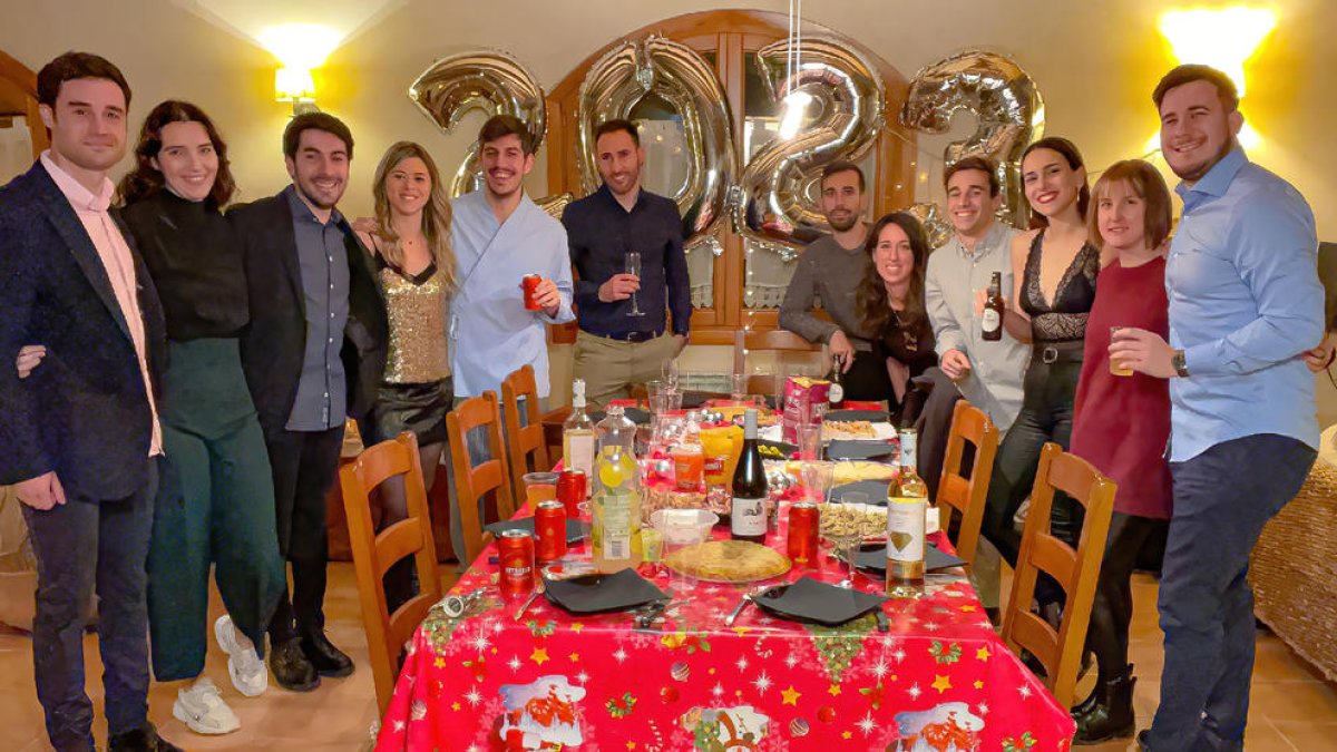 Un grup d’amics que va celebrar el Cap d’Any en una casa rural de Sedó, a la Segarra.