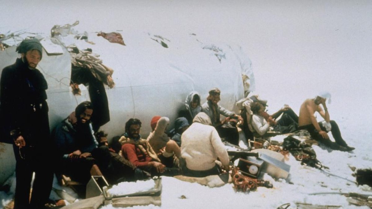 Els supervivents de l’accident dels Andes, en els primers dies.