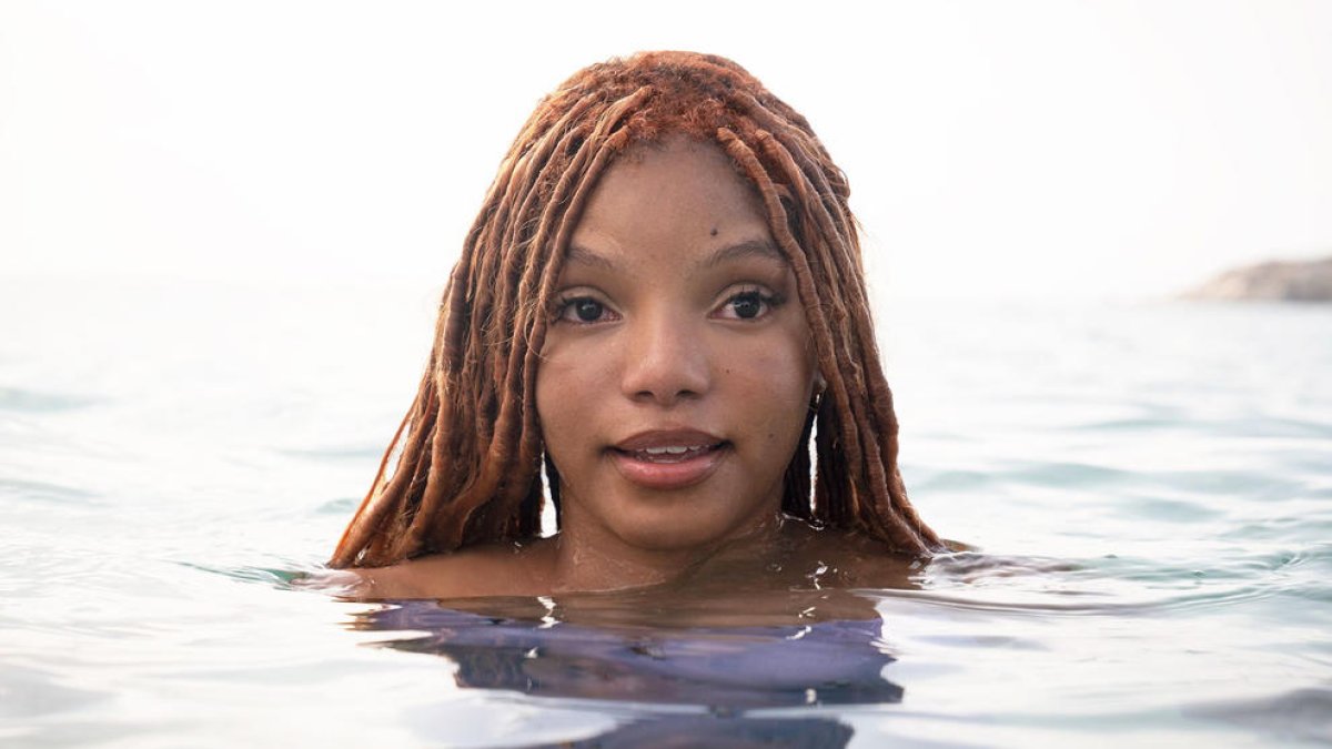 Halle Bailey interpreta la sirena Ariel.