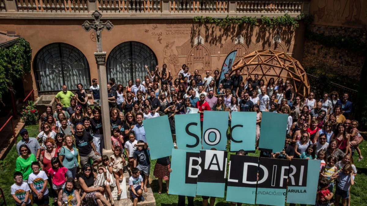 Fotografía de grupo de los ganadores de los Premis Baldiri Reixach 2021-2022 de la Fundació Carulla. 