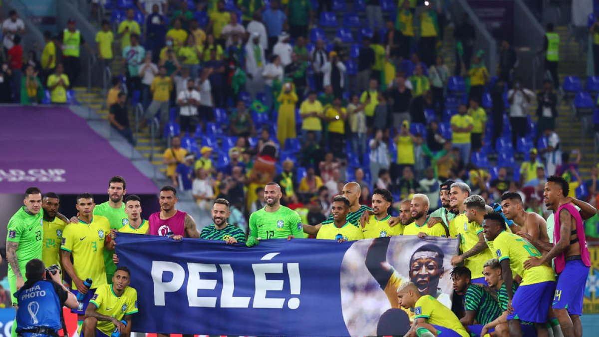 La selección brasileña mostró una pancarta de ánimo a Pelé.