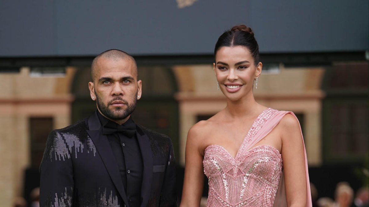 L’exfutbolista del FC Barcelona Dani Alves i la model Joana Sanz.