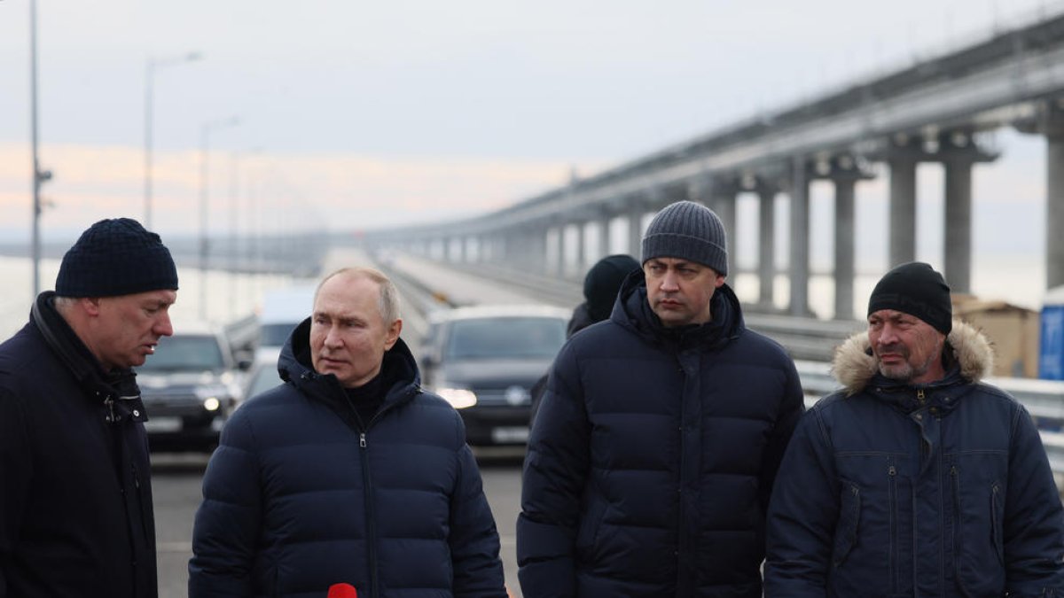 Vladímir Putin va anar ahir a Crimea a visitar les obres de reparació del pont de l’Estret de Kertx.