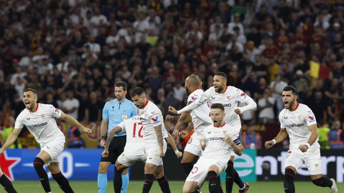 Los jugadores del Sevilla estallan de júbilo tras marcar Montiel el penalti decisivo.