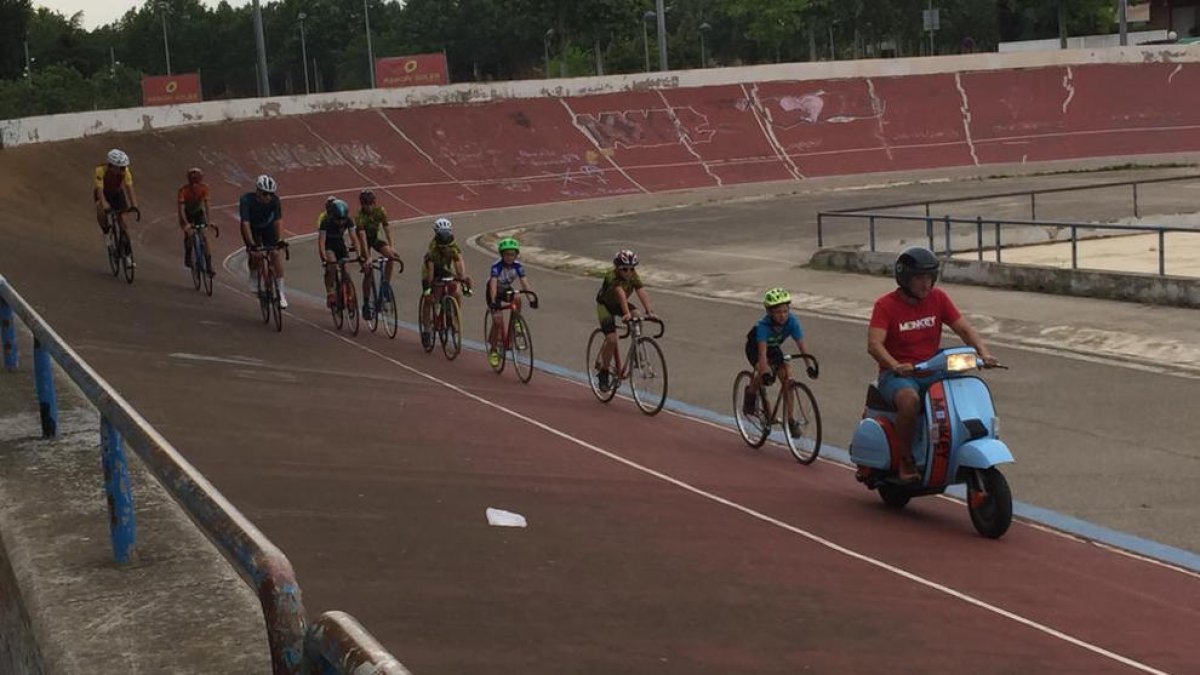 Ciclistas que se entrenan en el velódromo ensayando la prueba tras moto.