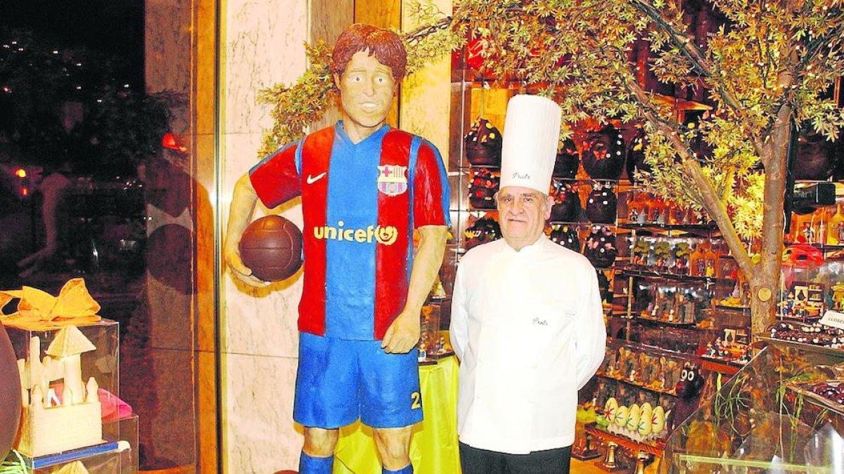 Prats con la figura de chocolate del futbolista Bojan Krkic.