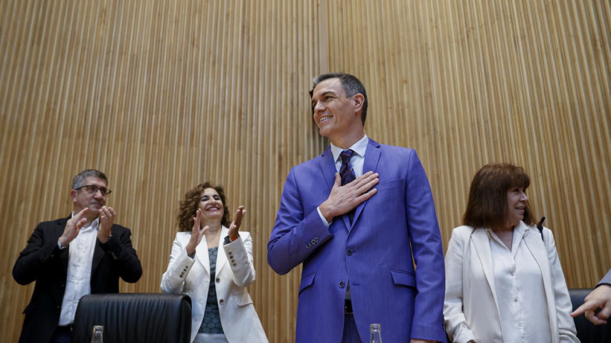 Pedro Sánchez reunió ayer a los diputados y senadores socialistas tras la derrota del PSOE el domingo.