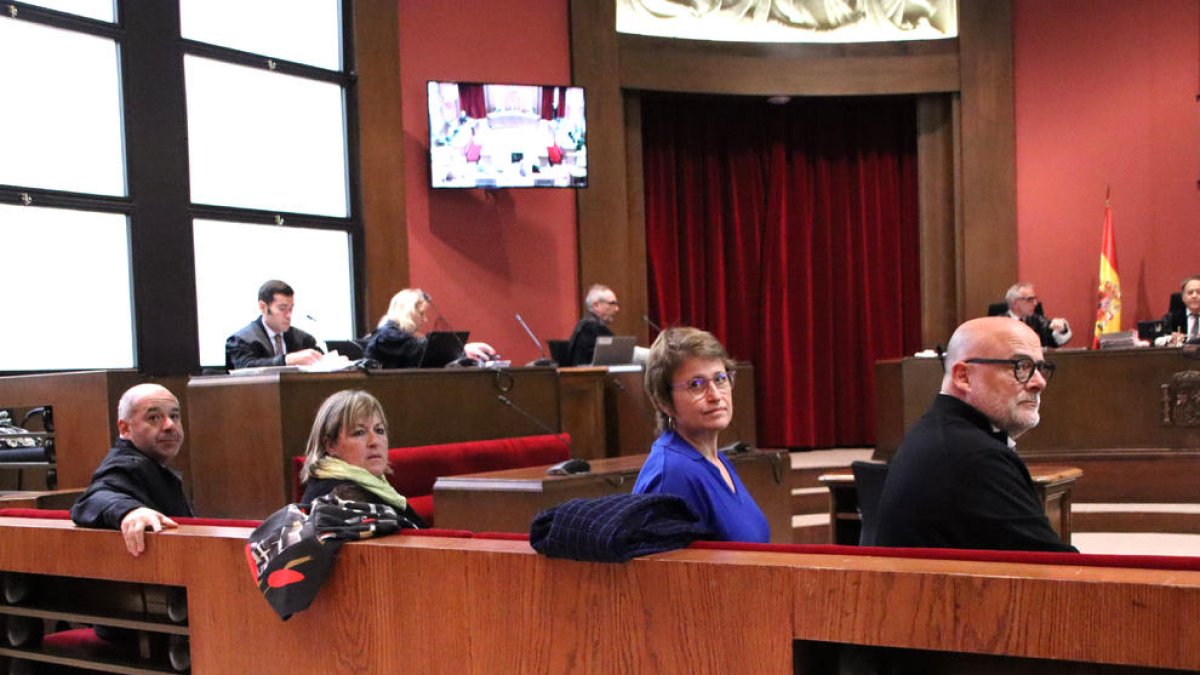 Lluís Guinó, Ramona Barrufet, Anna Simó i Lluís Corominas a la sala de vistes del TSJC al març.