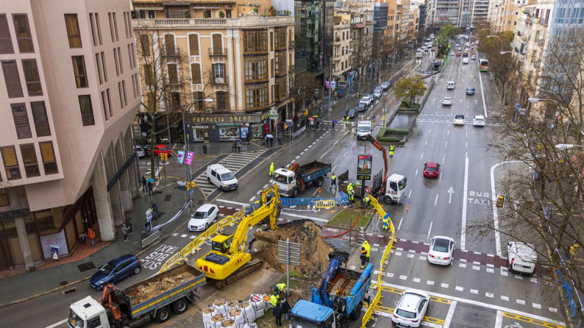 Les copioses pluges són la causa d’aquest clot al centre de Palma de Mallorca.