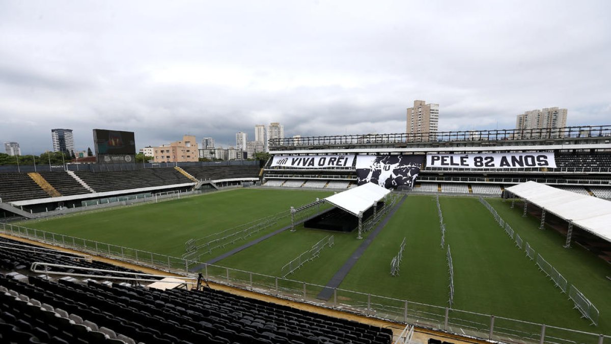 Vista general de l’estadi del Santos, en què s’han instal·lat unes carpes per al vetllatori de Pelé.