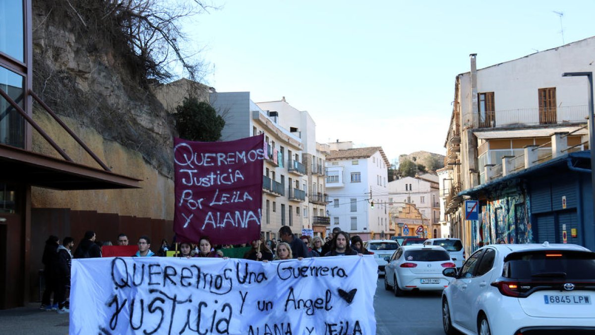 Un centenar de personas marchan en Sallent contra el acoso.