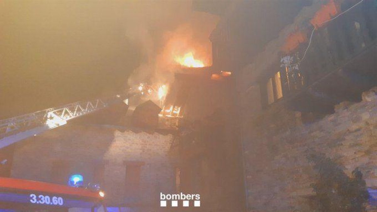 Hasta nueve dotaciones de los bomberos han trabajado en el incendio de una casa de 3 plantas en Alins.