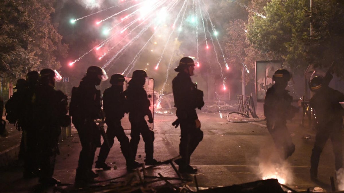 La policia antiavalots s’enfronta als manifestants a Nanterre, a prop de París, França.