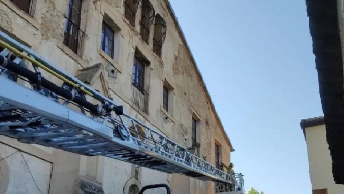 Bomberos y Mossos d’Esquadra, ayer en el saneamiento de fachada tras los desprendimientos. 