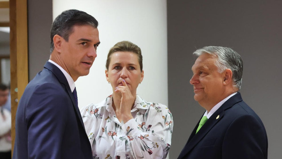 Pedro Sánchez, ahir amb els dirigents d’Hongria i Dinamarca.