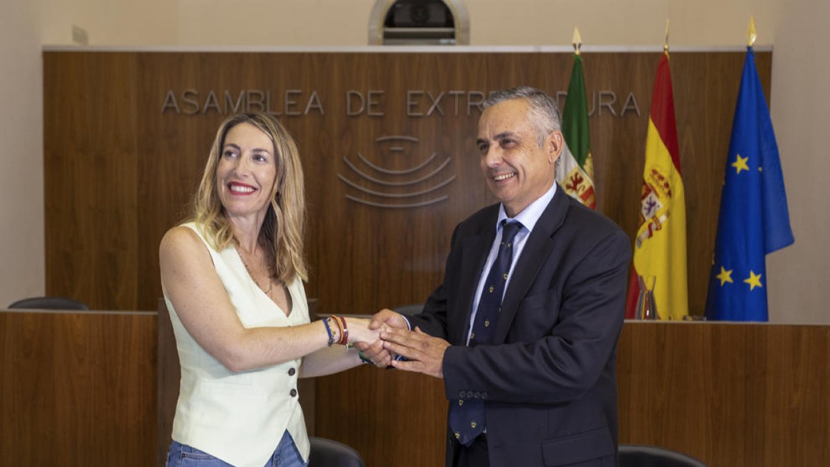 María Guardiola y Ángel Pelayo Gordillo firmaron ayer el pacto para gobernar en coalición.