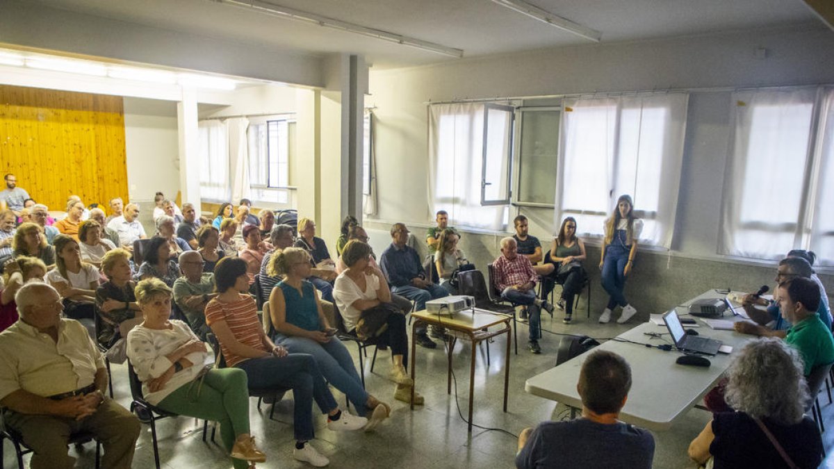 La asamblea se celebró en el local social de Magraners y asistieron cerca de ochenta personas. 