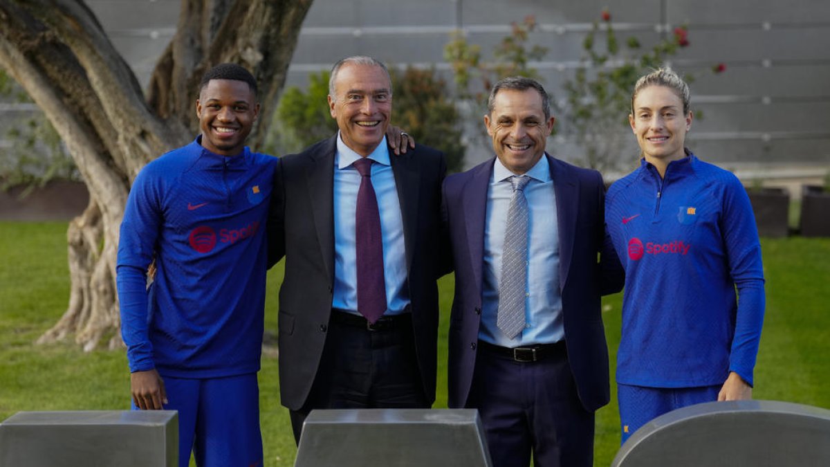 Ansu Fati, Rafa Yuste, Sergi Barjuán y Alexia Putellas durante el acto de la Barça Academy World Cup.