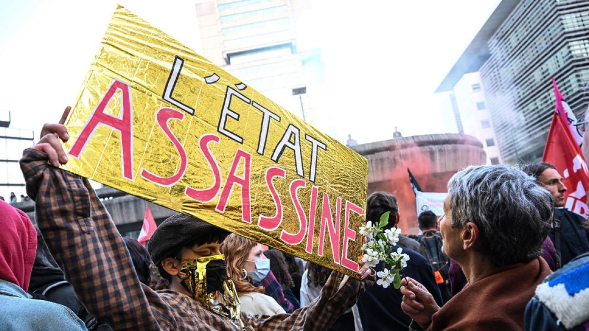 Protesta a Bordeus contra la violència policial durant les manifestacions d’aquests dies.