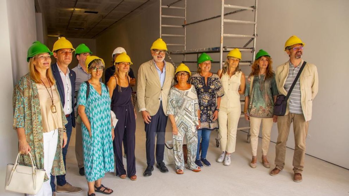 Autoritats, responsables i treballadors del museu durant la visita d'obres d'aquest dimarts al nou Museu Morera de Lleida.