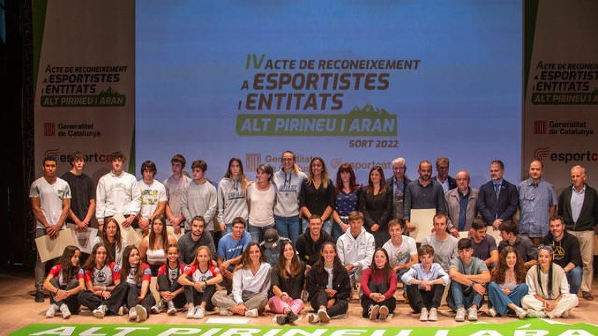 Els esportistes de la demarcació de l’Alt Pirineu i Aran premiats ahir per la Generalitat a Sort.